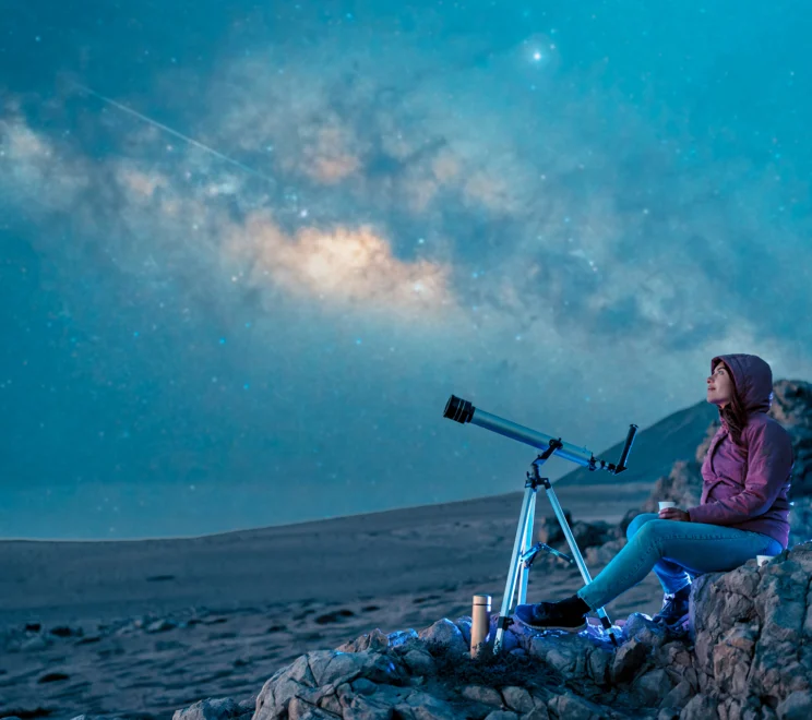 mulher sentada no deserto sozinha